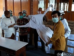 Gibran Sumbang 1.200 APD dan Vitamin ke Pemkot Solo