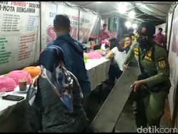 Satpol PP Solo Angkuti Kursi Milik Warung Tenda yang Membandel