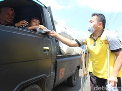 Difabel di Wonosobo Turun ke Jalan Bagikan Sembako dan 1.000 Masker