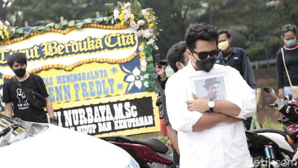 Potret Duka di Pemakaman Glenn Fredly
