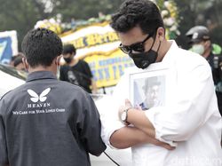 Pelayat Histeris saat Jenazah Glenn Fredly Dikebumikan