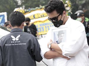 Pelayat Histeris saat Jenazah Glenn Fredly Dikebumikan