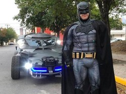 Batman Keliling Pakai Batmobile Tempur Melawan Virus Corona