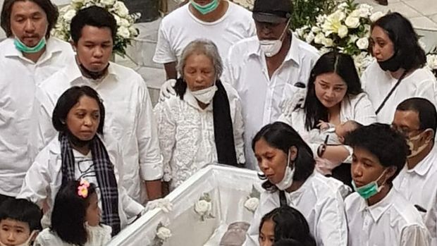 Mutia Ayu dampingi jenazah Glenn Fredly