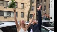 Aksi Warga New York Saat Corona: Nikah di Balkon Apartemen Sampai Nyanyi Bareng