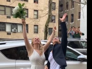 Aksi Warga New York Saat Corona: Nikah di Balkon Apartemen Sampai Nyanyi Bareng