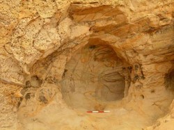 Wow! Kontraktor Kereta Api Inggris Temukan Gua dengan Kalender Kuno