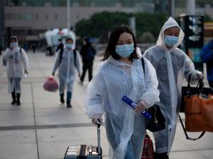 Potret Ribuan Penduduk Wuhan yang Mulai Meninggalkan Rumah