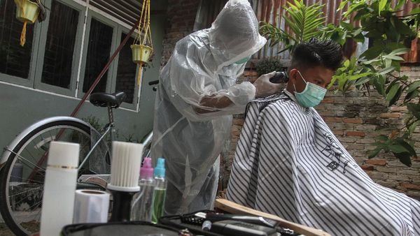 Terima Jasa Panggilan, Tukang Cukur di Riau Pakai APD Lho