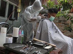 Terima Jasa Panggilan, Tukang Cukur di Riau Pakai APD Lho