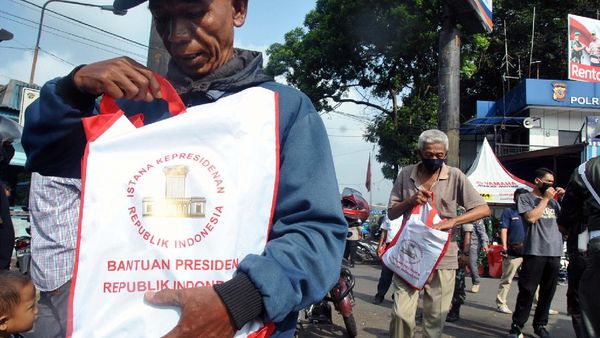 Warga Terdampak COVID-19 Terima Sembako dari Jokowi
