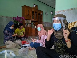 Belasan Mahasiswa ITS Bikin Face Shield dan Disumbangkan ke Tenaga Medis