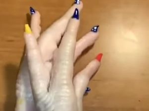 Gabut! Wanita Ini Rawat Kuku Ceker Ayam Jadi Cantik