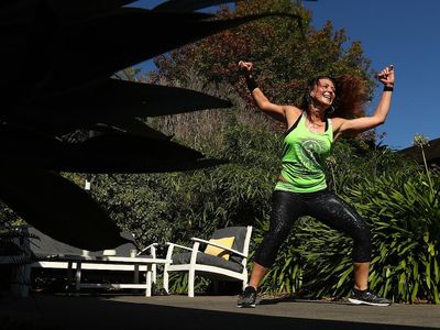 Asyiknya Zumba di Halaman Rumah Saat Pandemi Corona