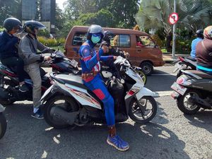Captain America Naik Motor Keliling Surabaya Ingatkan untuk Pakai Masker