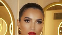 Nah, kalau ini kalau dia sedang full make-up. Makin cantik kan! (Foto: dok.Instagram @dhurataahmetaj)