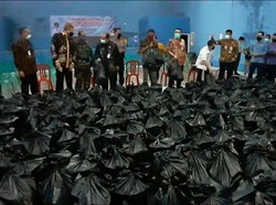IPDN hingga Polres Sumedang Bagikan Paket Sembako untuk Warga Tak Mampu