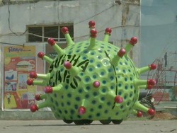 Hiiii.....Virus Corona Raksasa Keluyuran di Jalanan India