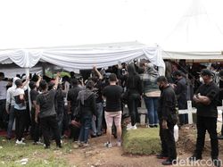 Jenazah Glenn Fredly Dikuburkan Diiringi Lantunan Pujian dan Doa