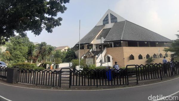 Suasana Gereja, Tempat Jenazah Glenn Fredly Disemayamkan