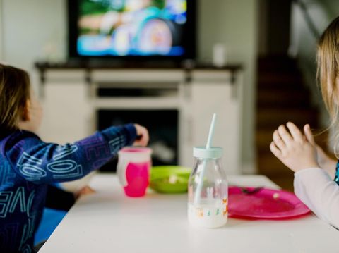 Anak nonton televisi