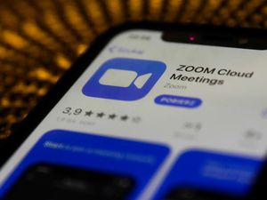 Zoom Kelabakan, Siapa Paling Diuntungkan? Zoom Kelabakan, Siapa Paling Diuntungkan?