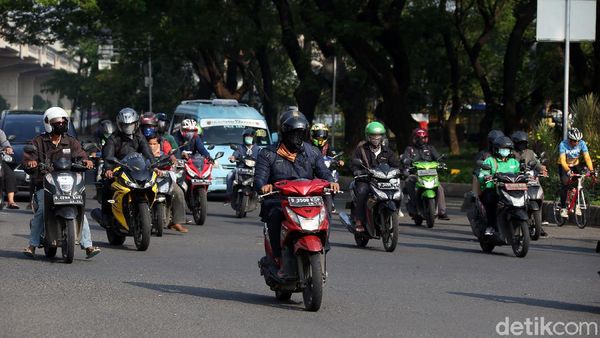 Melihat Aktivitas Warga pada Hari Pertama PSBB di Ibu Kota