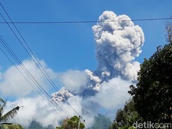 Gunung Merapi Erupsi, BPBD Sleman Bagikan Ribuan Masker untuk Warga