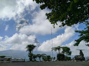 Hujan Abu Erupsi Merapi Meluas Sampai Kawasan Ngablak Magelang Hujan Abu Erupsi Merapi Meluas Sampai Kawasan Ngablak Magelang