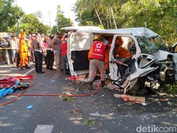 Mobil Tabrak Pohon di Kulon Progo, Sopir dan Penumpang Terjepit Bodi