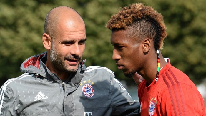 German first division Bundesliga football club Bayern Munichs Spanish headcoach Pep Guardiola (L) presents Munichs new recruit French forward Kingsley Coman during a training session in Munich, southern Germany, on September 10, 2015.  AFP PHOTO / DPA / ANDREAS GEBERT +++ GERMANY OUT (Photo by ANDREAS GEBERT / DPA / AFP)