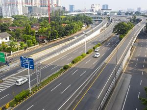 Foto Jalan Tol Jakarta yang Lengang di Hari Pertama PSBB