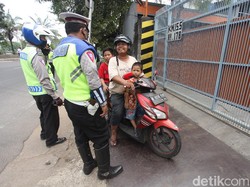 Polisi Mulai Tindak Pengendara Pelanggar PSBB