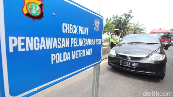 Penerapan PSBB di Jakarta Barat PSBB mulai diterapkan di kawasan Jakarta. Polisi dan Dishub DKI pun memberikan imbauan pada warga untuk kenakan masker dan terapkan social distancing.