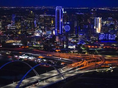 Cahaya Biru di Texas Dukungan untuk Perangi Corona
