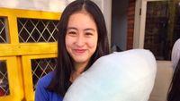 Keseruan Vanessa Surya Saat Makan Gulali hingga Es Dawet