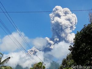 Merapi Erupsi, Warga Glagaharjo Sleman Berjaga di Pinggir Jalan