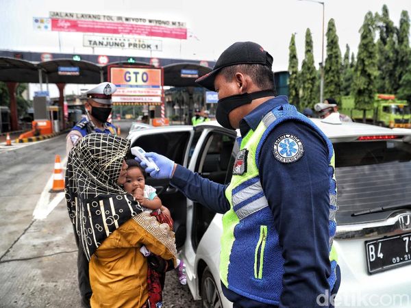 Begini Pemeriksaan PSBB di Pintu Masuk Tol Tanjung Priok