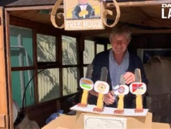 Wanita Ini Buat Pub di Rumah Untuk Rayakan Ultah Ayahnya