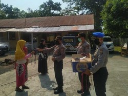 Polisi Bagikan Masker Cegah Corona di Aceh: Keluar Rumah Wajib Dipakai!
