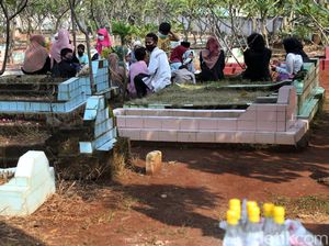 Jelang Ramadhan, Warga Bekasi Nekat Ziarah Kubur di Tengah Corona