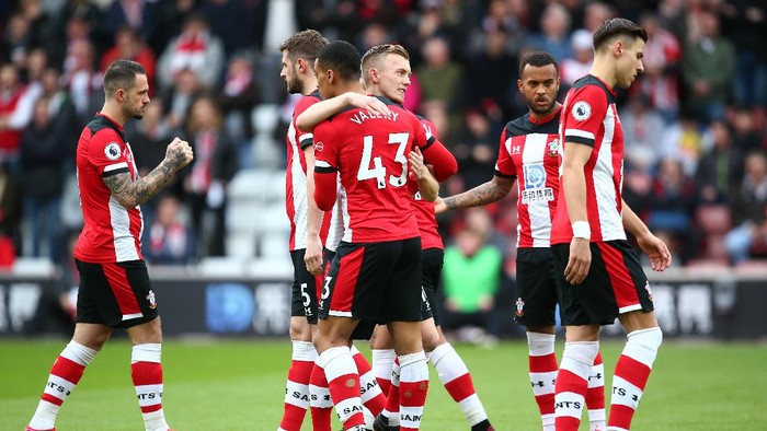 SOUTHAMPTON, ENGLAND - MARCH 07: Players of Southampton  embrace each other prior to the Premier League match between Southampton FC and Newcastle United at St Marys Stadium on March 07, 2020 in Southampton, United Kingdom. (Photo by Charlie Crowhurst/Getty Images)