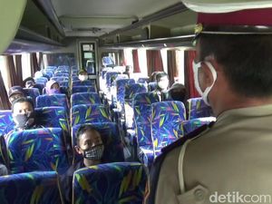 Cegah Corona, Polisi PJR Cek Jarak Duduk Penumpang di Tol Cipularang