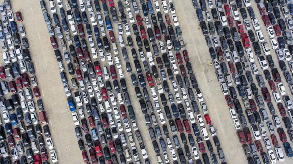 Potret Ribuan Mobil Antre Distribusi Makanan di Texas