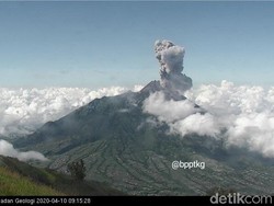 Gunung Merapi Erupsi Pagi Ini, Semburkan Kolom Abu Setinggi 3 Km