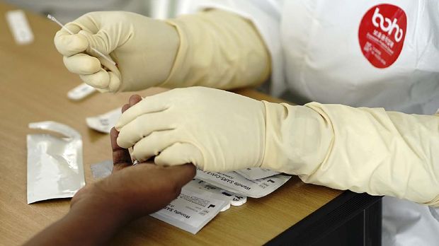 Petugas kesehatan melakukan tes cepat (rapid test) COVID-19 kepada warga yang mengikuti kegiatan keagamaan beberapa waktu lalu di Gowa, Sulawesi Selatan di Sport Centre Kabupaten Gorontalo, Gorontalo, Jumat (10/4/2020). Pemerintah setempat melakukan rapid test kepada 60 warga usai pasien pertama dinyatakan positif COVID-19 setelah kembali dari kegiatan tersebut. ANTARA FOTO/Adiwinata Solihin/pras.