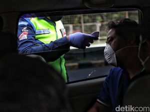 Petugas Cek Jarak Duduk Penumpang Angkutan Umum di Tol Cipularang