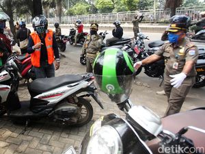 Hari Pertama PSBB, Petugas Bubarkan Kerumunan di Daan Mogot