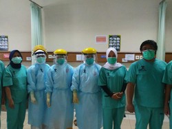 Berduka Paramedis Meninggal Tangani Corona, Perawat RSHS Pakai Pita Hitam