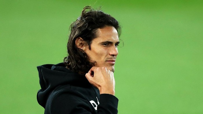 Cavani LIVERPOOL, ENGLAND - SEPTEMBER 17: Edinson Cavani of Paris Saint-Germain looks on as Paris Saint-Germain walks the pitch on the eve of their UEFA Champions League Match against Liverpool at Anfield on September 17, 2018 in Liverpool, England. (Photo by Mark Robinson/Getty Images)